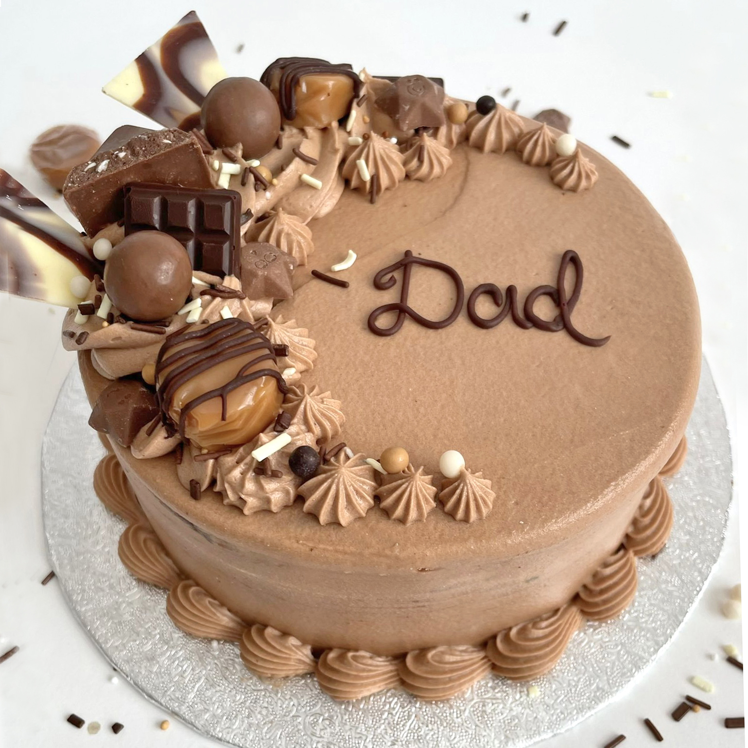 Kinder Bueno Chocolate Cake - Rabakes Cakes | Online Birthday Cake Delivery  | Cake Booking Online UK